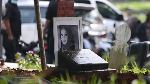 Potret Suasana Pemakaman Rina Gunawan, Diwarnai Tangis Pilu dari Keluarga dan Sahabat. (Sumber: Kapanlagi.com)