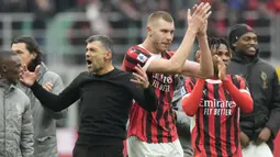 Pelatih AC Milan, Sergio Conceicao merayakan kemenangan timnya atas Parma pada laga lanjutan Liga Italia 2024/2025 di San Siro, Milan, Italia, Senin (27/01/2025) dini hari WIB. (AP Photo/Luca Bruno)