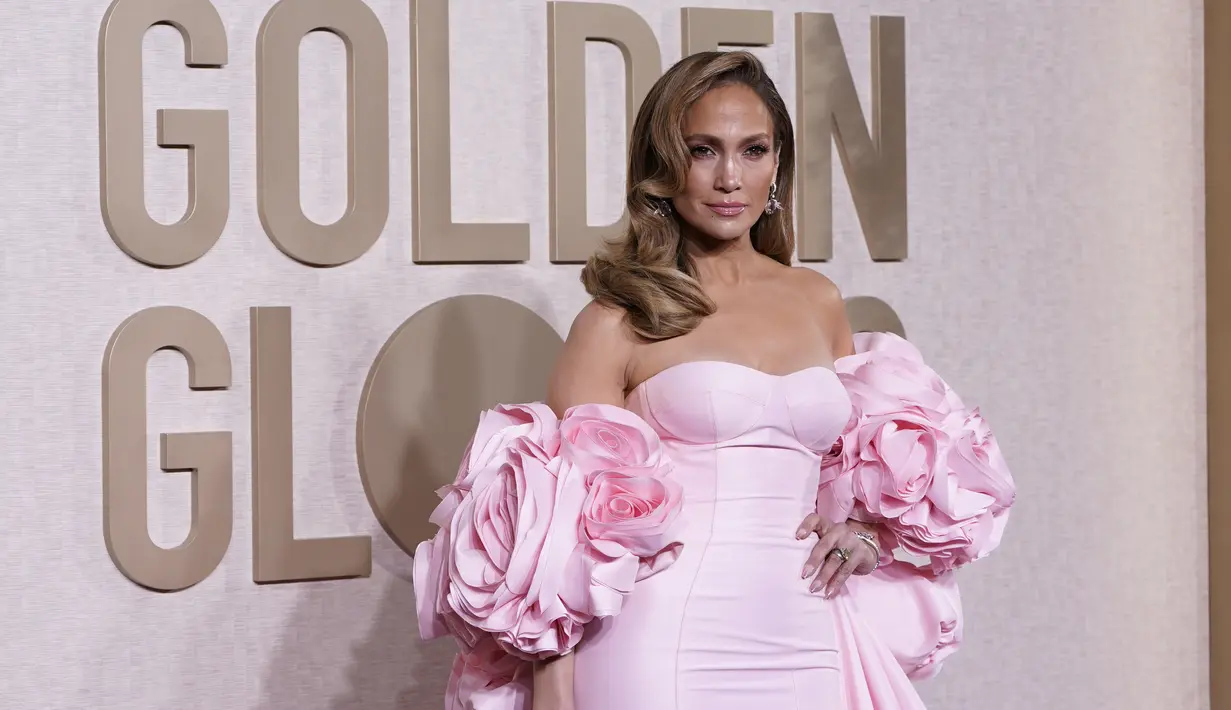 Jennifer Lopez mengikuti tren Barbiecore di Golden Globes 2024 pada Minggu malam. (Photo by Jordan Strauss/Invision/AP)