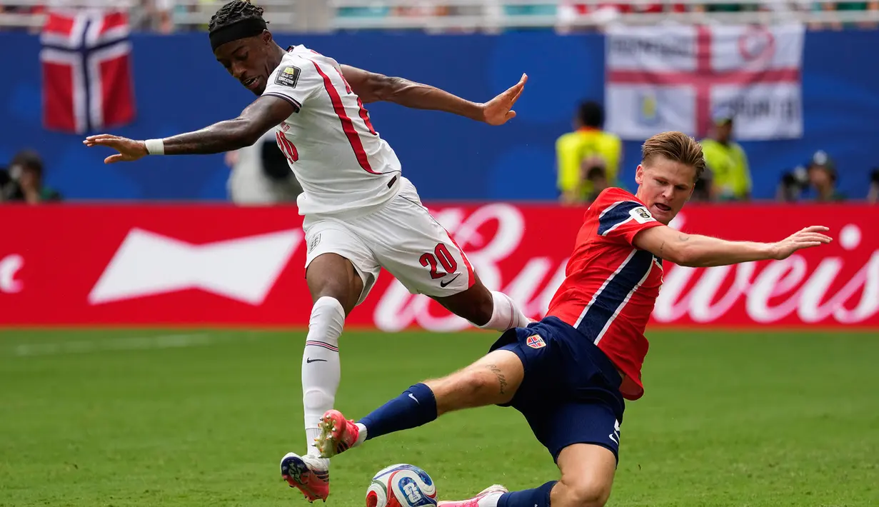 Pemain Inggris Noni Madueke berebut bola dengan pemain Norwegia David Moeller Wolfe selama pertandingan perempat final Piala Dunia antara Norwegia dan Inggris di Miami Gardens, Florida, Sabtu, 11 Juli 2026. (AP Photo/Chris Carlson)