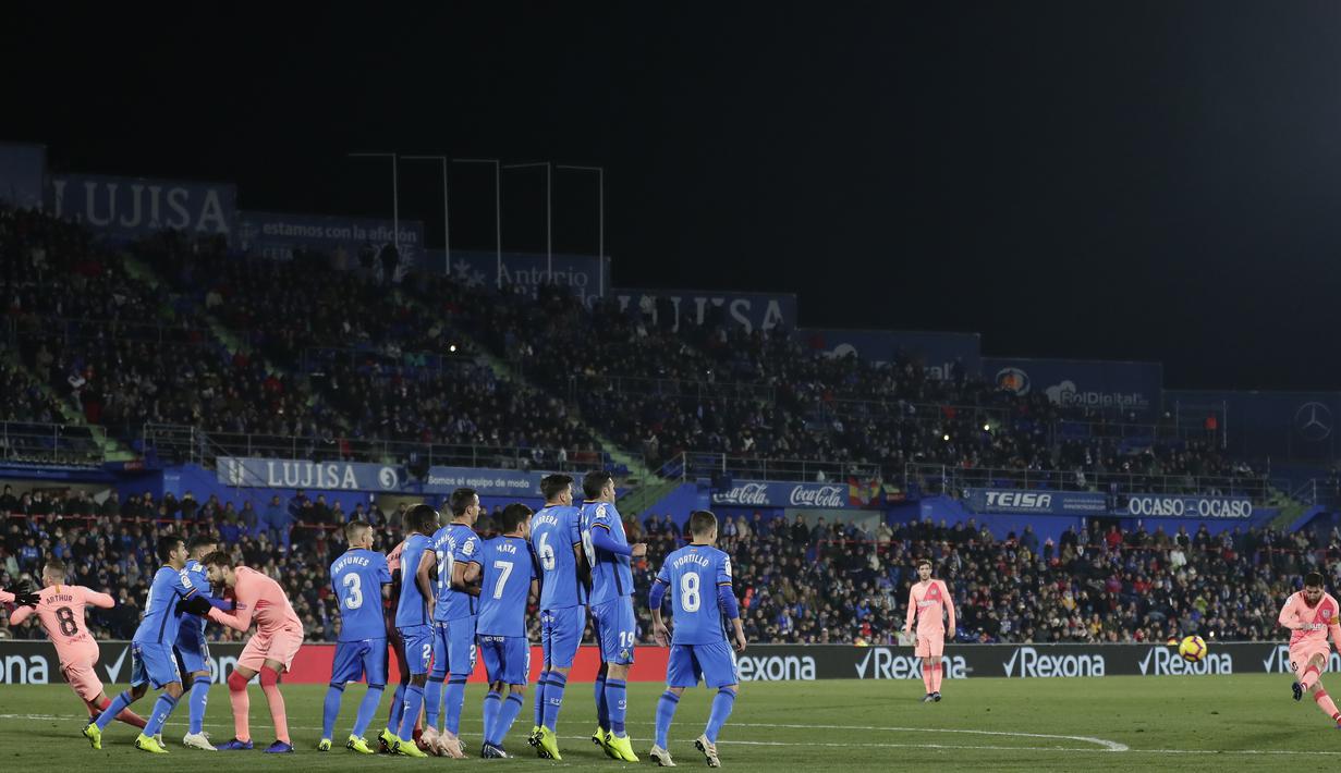 Striker Barcelona, Lionel Messi, melepaskan tendangan bebas ke gawang Getafe pada laga La Liga di Stadion Alfonso Perez, Minggu (6/1). Barcelona menang 2-1 atas Getafe. (AP/Manu Fernandez)