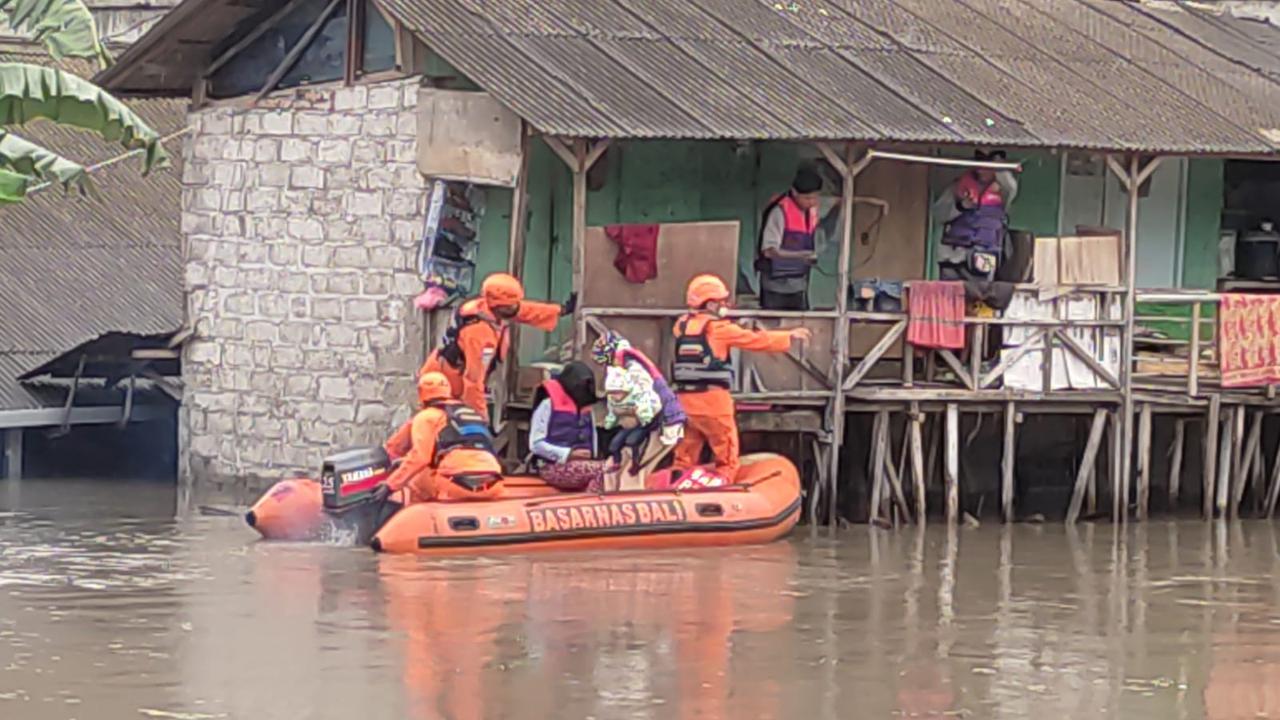 Penyelamatan Balita Terjebak Banjir Kuta