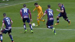 Empat pemain Eibar mengurung pergerakan Bintang Barcelona, Lionel Messi pada laga pekan ke-28 La Liga Spanyol 2015-2016 di Stadion Municipal de Ipurua, Minggu (6/3/2016) malam WIB. (REUTERS/Vincent West)