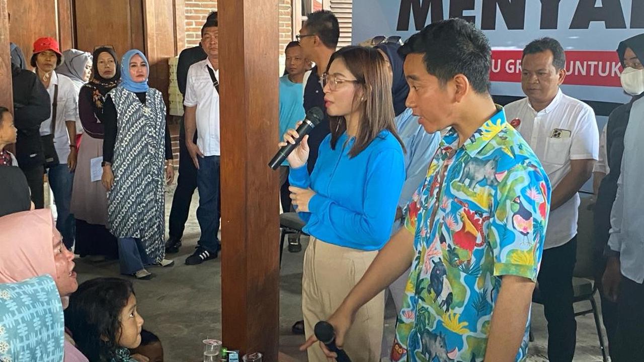 Gibran dan Selvi juga menyerahkan paket nutrisi untuk ibu hamil. "Makanan khusus ibu hamil. Ada susunya juga," kata Gibran.