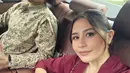 Sementara itu, Omara tampil dalam balutan kemeja batik dengan motif klasik berwarna cokelat yang senada dengan kain Prilly. Dipadukan dengan celana hitam dan sepatu formal, look-nya terlihat clean, maskulin, dan effortlessly polished.  [@prillylatuconsina96].