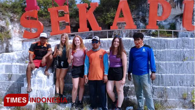 Penasaran Salju Panas, Tiga Turis Kanada Kunjungi Wisata Setigi Gresik