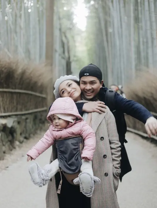 Tidak hanya soal pekerjaan, putrinya yang lahir pada 2016 silam itu juga tak dibebani dengan pendidikan di luar rumah. Ia melihat putrinya belum cukup umur. (Instagram/chelseaoliviaa)