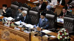 Wakil Ketua DPR Agus Hermanto (kedua kanan) disaksikan Ketua DPR Ade Komarudin (kanan) memimpin Rapat Paripurna ke-23 DPR masa persidangan IV tahun sidang 2015-2016 di Kompleks Parlemen, Senayan, Jakarta, Rabu (6/3). (Liputan6.com/Johan Tallo)