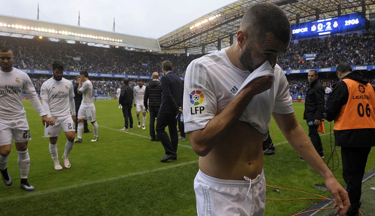 Striker Real Madrid, Karim Benzema, tampak murung usai laga La Liga Spanyol melawan Deportivo. Kegagalan ini menjadi yang keempat secara beruntun bagi Real Madrid. (AFP/Miguel Riopa)