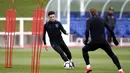 Pemain Inggris, Jadon Sancho, menggiring bola saat latihan jelang laga kualifikasi Piala Eropa di St George's Park, Selasa (19/3). Inggris akan berhadapan dengan Republik Ceko. (AP/Martin Rickett)