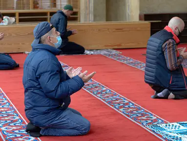 Orang-orang berdoa di masjid Begova di Sarajevo, Rabu (6/5/2020). Setelah hampir dua bulan dikurung, Bosnia membuka kembali masjid-masjid untuk Umat Muslim yang merayakan bulan suci Ramadan dengan tetap mematuhi aturan jarak sosial dan menggunakan peralatan pelindung. (AP/Kemal Softic)