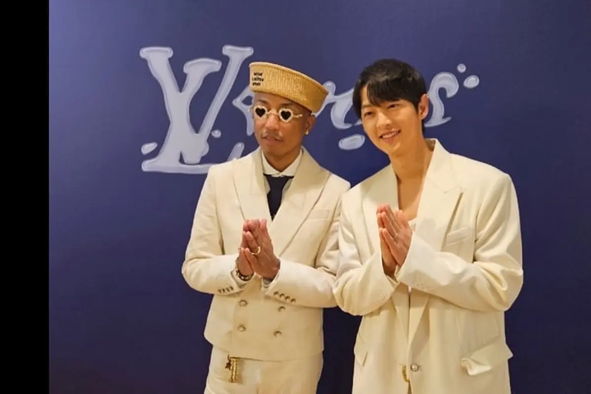 Tampilan Hot Daddy Song Joon Ki dengan Kaus Kutang Kena Kritik Saat Hadir di Louis Vuitton Men Pre Fall 2024 di Hong Kong