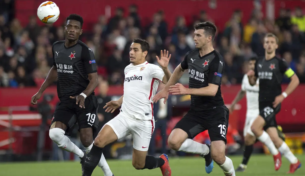 Wissam Ben Yedder. Duel Ondrej Kudela (kanan) dan Wissam Ben Yedder ini terjadi di leg pertama babak 16 besar Liga Europa 2018/2019, 7 Maret 2019 di Ramon Sanchez-Pizjuan Stadium. Slavia Praha berhasil menahan imbang tuan rumah Sevilla 2-2. Dalam leg kedua (14/3/2019) saat Slavia Praha gantian menjamu Sevilla, Slavia Praha menang 4-3 melalui perpanjangan waktu dan lolos ke perempatfinal. (AFP/Jorge Guerrero)