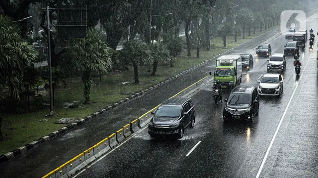 FOTO: Waspada Banjir dan Macet Saat Puncak Musim Hujan