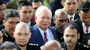 Mantan Perdana Menteri Malaysia, Najib Razak tiba untuk menjalani sidang dakwaan di Pengadilan Kuala Lumpur, Rabu (4/7). Kerumunan media yang menunggu juga warga yang penasaran dengan kasus Najib berdesakan mengambil gambarnya. (AP/Vincent Thian)