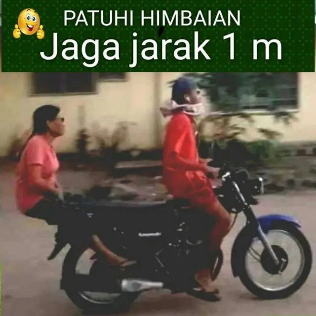 6 Meme Kelakuan Orang Naik Motor Boncengan Ini Bikin Tepuk Jidat