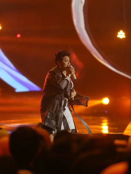 "Dari awal saya melihat kamu audisi punya talenta luar biasa, ini bisa memberikan vokal bagus. Tapi makin ke sini kadang bagus, kadang drop. Jadi kamu nggak stabil. Lagu ini kamu sama, nggak stabil," kata Maia Estianty. (Nurwahyunan/Bintang.com)