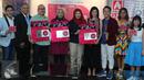 Linda Wibisono, Head of Local Acquisition Department Indosiar (tengah) foto bersama dengan para pedangdut D'Academy seusai peluncuran VCD Karaoke di Cafetaria Indosiar, Jakarta, Kamis (6/10). (Liputan6.com/Herman Zakharia)