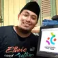 M Shofa Ulul Azmi dengan logo Hari Santri 2021 karyanya. (Ahmad Adirin/Liputan6.com)