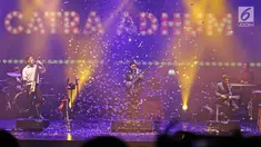 Penampilan band Payung Teduh saat menghibur penonton dalam konser BBM x Liztomania vol.3 di Gedung Kesenian Jakarta, Selasa (14/11). Konser Musik Tanah Air Vol.3 ini bertajuk Payung Teduh "Catra Adhum". (Liputan6.com/Herman Zakharia)