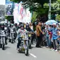 Warga menyapa Presiden Joko Widodo atau Jokowi saat mengendarai motor Chopper di Sukabumi, Jawa Barat, Minggu (8/4). Jokowi tampil seperti layaknya anak muda. (Liputan6.com/Pool/Biro Pers Setpres)