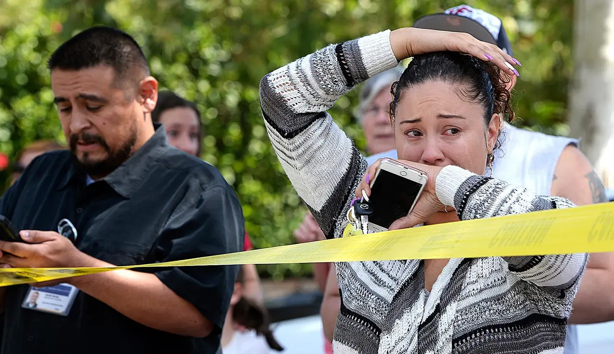 Seorang ibu menangis setelah insiden penembakan di Sekolah Dasar North Park di San Bernardino, California, Senin (10/4). Dua orang dewasa, termasuk seorang guru, tewas dan dua orang siswa dalam kondisi kritis. (Rick Sforza/Los Angeles Daily News via AP)