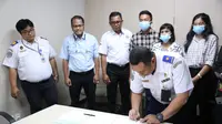 Kemenhub memfasilitasi penyerahan asuransi kepada keluarga pelaut yang meninggal saat bekerja di sebuah kapal berbendera Singapura. (dok: Kemenhub)