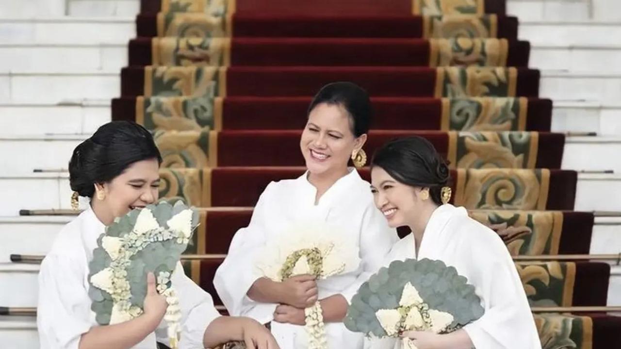 Meski jarang tampil bersama, Kahiyang dan Selvi tetap terlihat serasi.