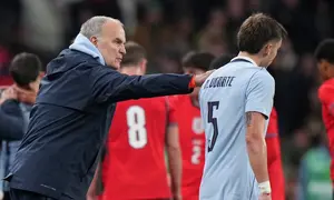 Pelatih Uruguay, Marcelo Bielsa, memberi instruksi kepada Manuel Ugarte dalam pertandingan persahabatan internasional melawan Inggris di London, Sabtu (28/3/2026) dini hari WIB. (AP Photo/Alastair Grant)