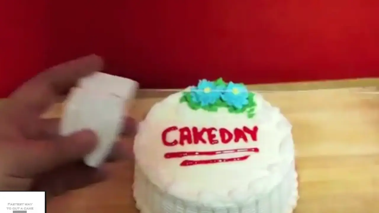Kue tart yang dipotong tanpa pisau. (Youtube)