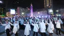 Peserta memegang obor elektrik saat mengikuti acara Transisi Perayaan Imlek 2577 Kongzili menuju Ramadan 1447 H di kawasan Bundaran Hotel Indonesia (HI), Jakarta, Selasa (17/2/2026). (Kapanlagi.com/Budy Santoso)