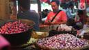 Aktivitas pedagang di pasar Senen, Jakarta, Jumat (23/12/2022). Penjabat (Pj) Gubernur DKI Jakarta, Heru Budi Hartono menjelaskan, menghadapi Natal 2022 dan Tahun Baru 2023, Pemprov DKI Jakarta terus meningkatkan sinergi untuk menjaga ketahanan pangan. Dia pun memastikan bahwa pasokan kebutuhan pangan yang berkualitas untuk masyarakat Jakarta dalam kondisi stabil, serta harga pangan tetap terjaga dan terjangkau oleh masyarakat Jakarta. (Liputan6.com/Angga Yuniar)