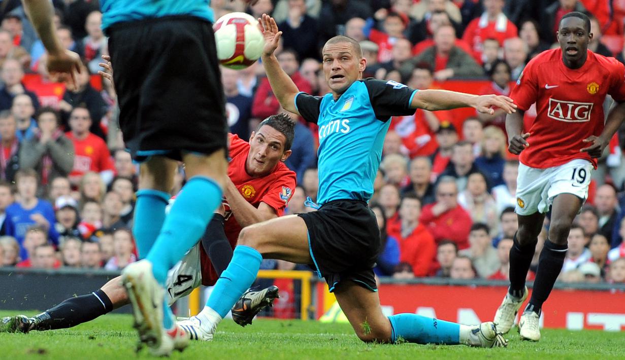 Federico Macheda. Striker Italia berusia 30 tahun yang kini memasuki musim ke-4 di Panathinaikos ini pernah berseragam MU selama 6 musim mulai 2008/2009. Ia langsung mencetak 1 gol di laga debutnya saat MU menang 3-2 atas tamunya Aston Villa di pekan ke-31 Liga Inggris (5/4/2009). (AFP/Andrew Yates)
