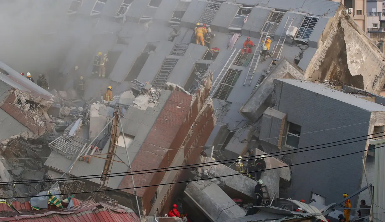 Petugas penyelamat menyisiri bangunan apartemen yang runtuh diguncang gempa 6,4 SR di Tainan, Taiwan Selatan (6/2). Menurut data meteorologi gempa terjadi pada kedalaman 16,7 kilometer di bawah permukaan laut. (REUTERS/Stringer)