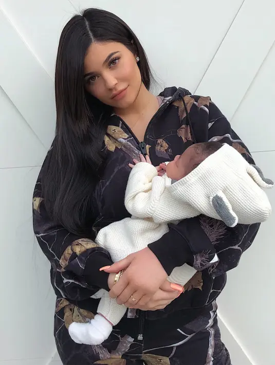 Meski sempat menyembunyikan kehamilannya, Kylie Jenner seperti ingin menebusnya dengan seringnya memamerkan foto Stormi beberapa waktu terakhir. (instagram/kyliejenner)