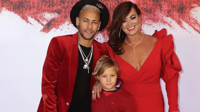 Pemain PSG, Neymar, berpose dengan ibu dan putranya saat merayakan pesta ulang tahun. (AFP/Thomas Samson)