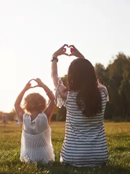 Balita sedang berada di tahap eksplorasi dunia. Rasa ingin tahu yang tinggi membuat mereka sering kali sulit memahami arti larangan. Justru saat kita melarang, mereka merasa ada hal baru yang menarik untuk dicoba. (foto/dok: freepik/standret)