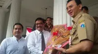 Ahok dan Djarot menerima roti buaya dari relawan di Balai Kota DKI Jakarta. (Liputan6.com/ Delvira Chaerani Hutabarat)