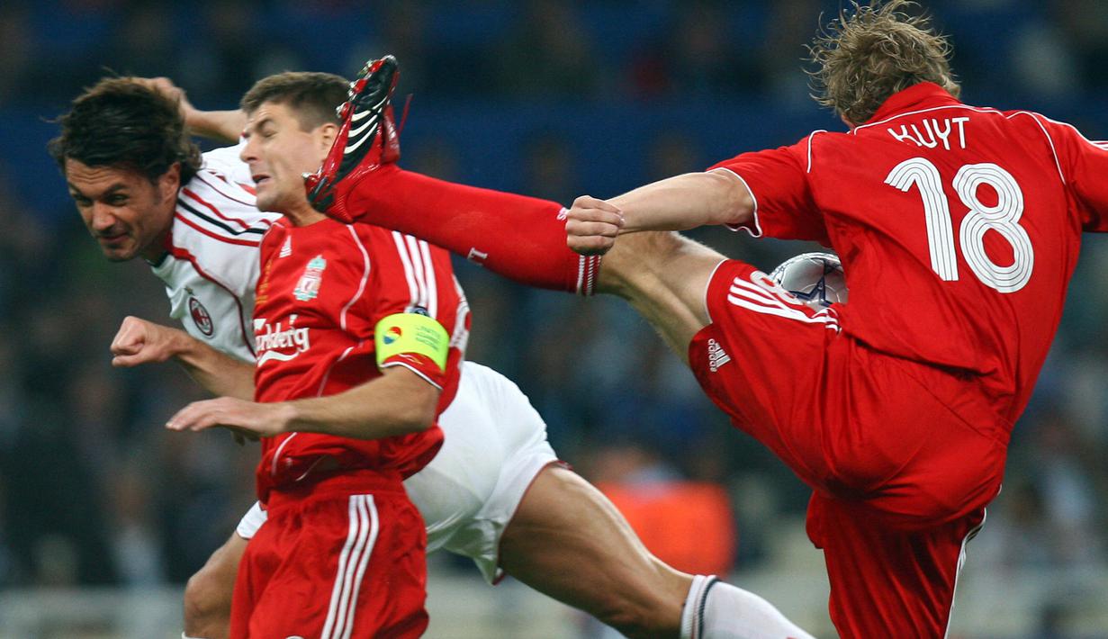 <p>Paolo Maldini. Bek kiri Italia yang kini berusia 53 tahun dan telah pensiun pada Juli 2009 bersama AC Milan, satu-satunya klub yang dibela sepanjang kariernya ini total 6 kali berlaga di final Liga Champions. Ia berhasil memenangkan 3 di antaranya, yaitu pada musim 1993/1994, 2002/2003 dan 2006/2007. (AFP/Franck Fife)</p>