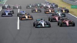 Para pebalap memacu mobilnya saat start pada Formula 1 GP Hungaria yang berlangsung di Sirkuit Hongaronging, Budapest, pada Minggu (31/7/2022). (AP/Darko Bandic)