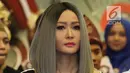 Inul Daratista saat jumpa pers Liga Dangdut Indonesia di SCTV Tower, Jakarta, Jumat (12/1). Dewan dangdut akan hadir seperti Elvy Sukaesih, Rita Sugiarto, Iyeth Bustami, Inul Daratista, Soimah. (Liputan6.com/Herman Zakharia)
