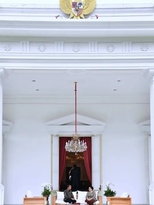 Presiden Joko Widodo (Jokowi) berbincang dengan Megawati Soekarnoputri di teras belakang Istana Merdeka, Jakarta, Senin (21/11). Pertemuan tersebut membahas kondisi politik nasional, ekonomi dan pilkada. (Biropres Kepresidenan/Laily)