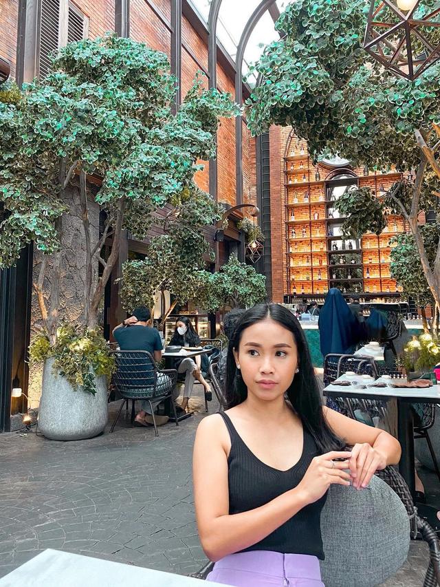 Berperan Jadi ART, Ini 7 Gaya Kasual Ayya Renita di Balik Layar