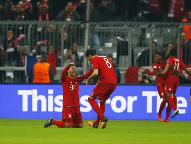 Para peman Bayer Munchen merayakan gol Arjen Robben ke gawang Arsenal pada lanjutan Liga Champion di Allianz Arena, Munich, Jerman, Kamis (5/11/15) dini hari. (Reuters / Michael Dalder)