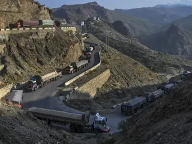 Sejumlah truk diparkir di sepanjang jalan dekat perbatasan Pakistan-Afghanistan di Torkham, Pakistan, Senin (11/9/2023). Perbatasan Torkham ditutup sejak 6 September 2023 menyusul bentrokan antara pasukan perbatasan kedua negara. (Abdul MAJEED/AFP)