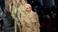 Hebat, Halima Aden jadi model berhijab pertama yang menjadi sampul majalah fashion bergengsi, Vogue Arab Saudi.