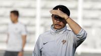 Pelatih Timnas Indonesia U-22, Indra Sjafri, mengamati anak asuhnya saat latihan di Stadion Madya, Senayan, Jakarta, Senin (4/3). Latihan tersebut untuk persiapan kualifikasi Piala AFC U-23. (Bola.com/M Iqbal Ichsan)