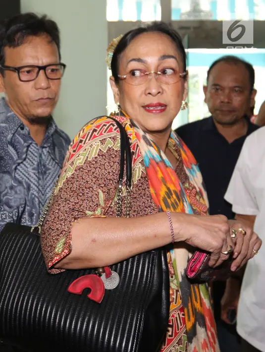 Budayawati Sukmawati Soekarnoputri menyambangi kantor Majelis Ulama Indonesia (MUI) di Jakarta, Kamis (5/4). Sesampainya di kantor MUI, Sukmawati memilih bungkam dan hanya melempar senyuman kepada para wartawan. (Liputan6.com/Angga Yuniar)