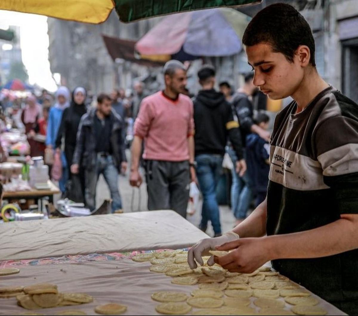 Akibat serangan, beberapa bahan makanan dan barang kebutuhan lainnya sulit didapatkan. Namun, para pedagang berusaha untuk menghadirkan barang-barang yang dibutuhkan untuk warga Gaza.&nbsp;Foto: AFP