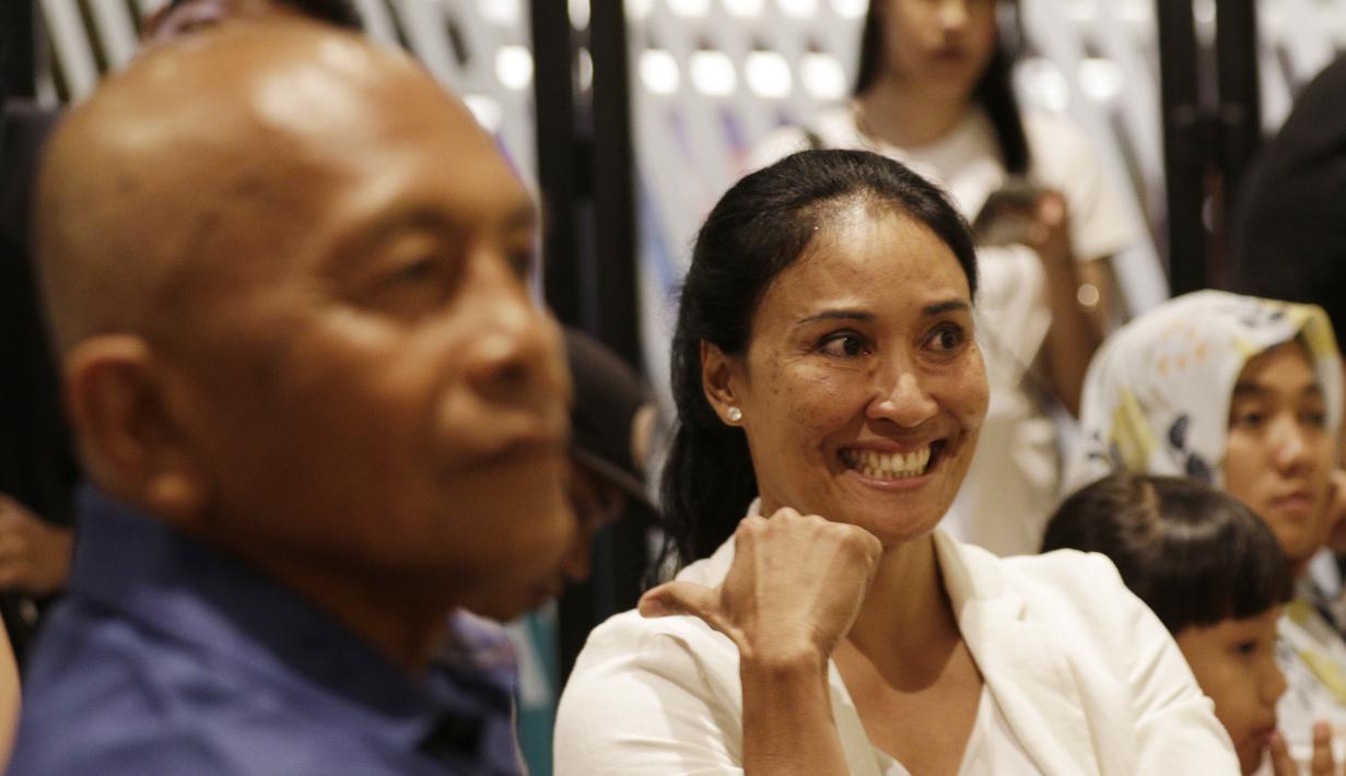 Ibunda Ivana Putri Santosa, Anna Santosa, saat konpers di FX Sudirman, Jakarta, Jumat (8/11). Ivana mendapat kesempatan untuk tampil pada Asian Equestrian Federation (AEF) di Qatar pada 2020. (Bola.com/M Iqbal Ichsan)
